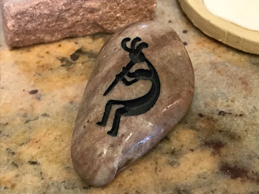 (6) Home Decor Lot Including Handmade Eskimo Figurine From Canada And Rocks And Figures Depicting Native American Fertility Deity Kokopelli - See Photos [Photo 3]