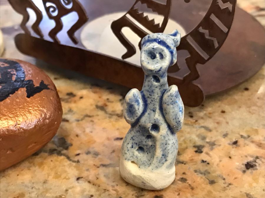(6) Home Decor Lot Including Handmade Eskimo Figurine From Canada And Rocks And Figures Depicting Native American Fertility Deity Kokopelli - See Photos [Photo 7]