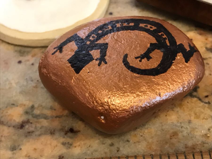 (6) Home Decor Lot Including Handmade Eskimo Figurine From Canada And Rocks And Figures Depicting Native American Fertility Deity Kokopelli - See Photos [Photo 5]