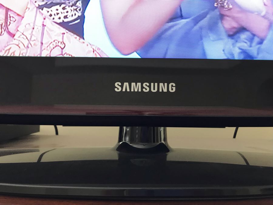 Samsung LCD 32' TV Model LN32D405E5D [Photo 2]