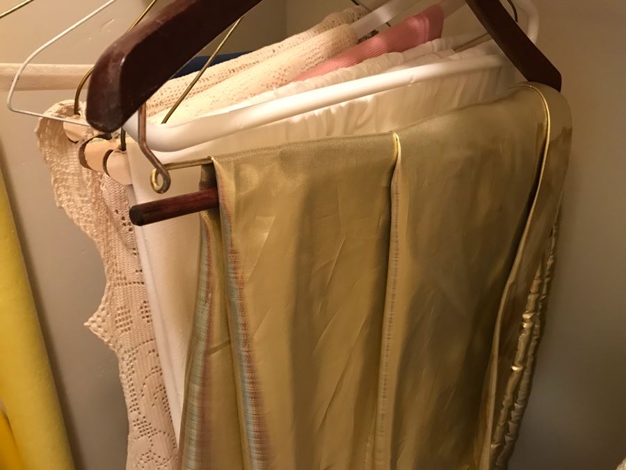 Linens Tablecloths Lot - See Photos [Photo 6]