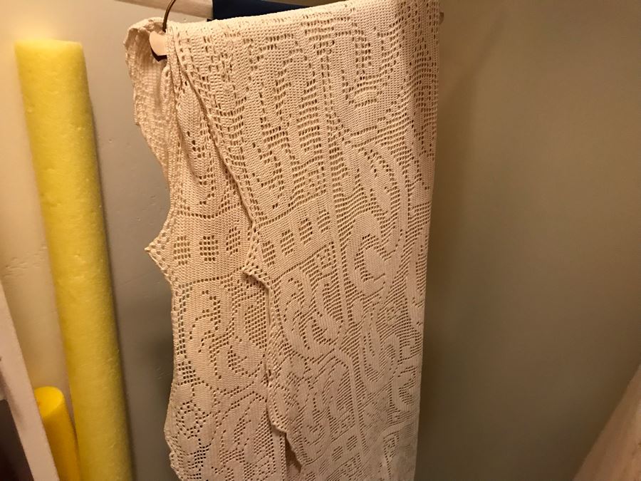 Linens Tablecloths Lot - See Photos [Photo 14]