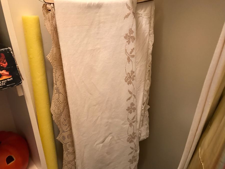 Linens Tablecloths Lot - See Photos [Photo 9]