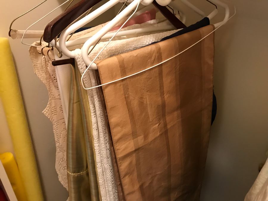 Linens Tablecloths Lot - See Photos [Photo 4]