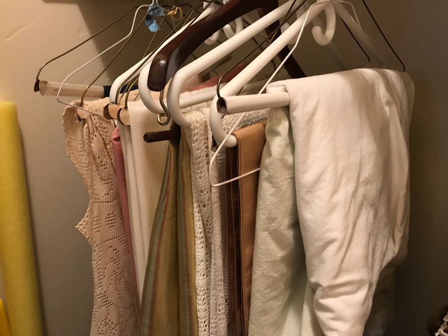 Linens Tablecloths Lot - See Photos [Photo 3]