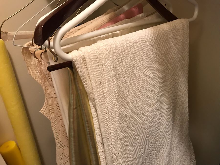 Linens Tablecloths Lot - See Photos [Photo 5]