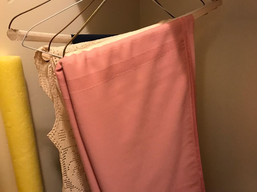 Linens Tablecloths Lot - See Photos [Photo 11]