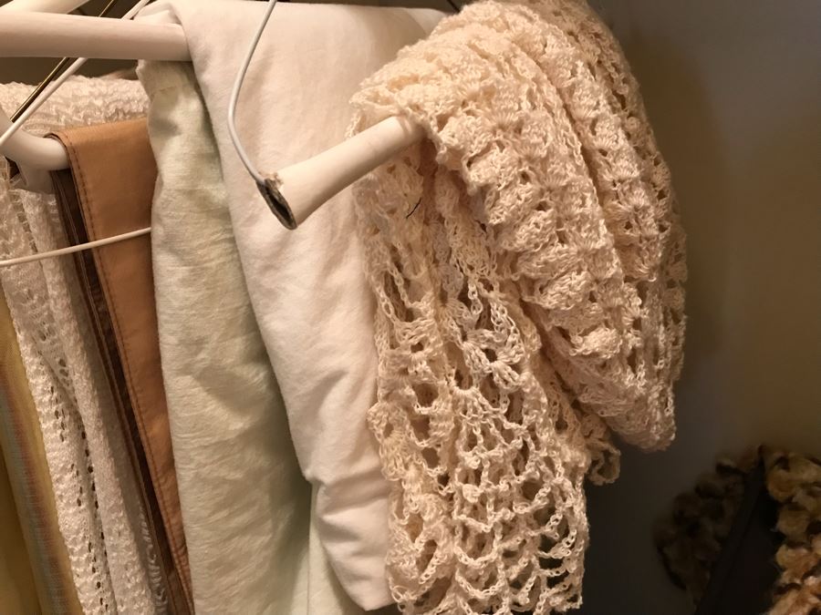 Linens Tablecloths Lot - See Photos [Photo 2]