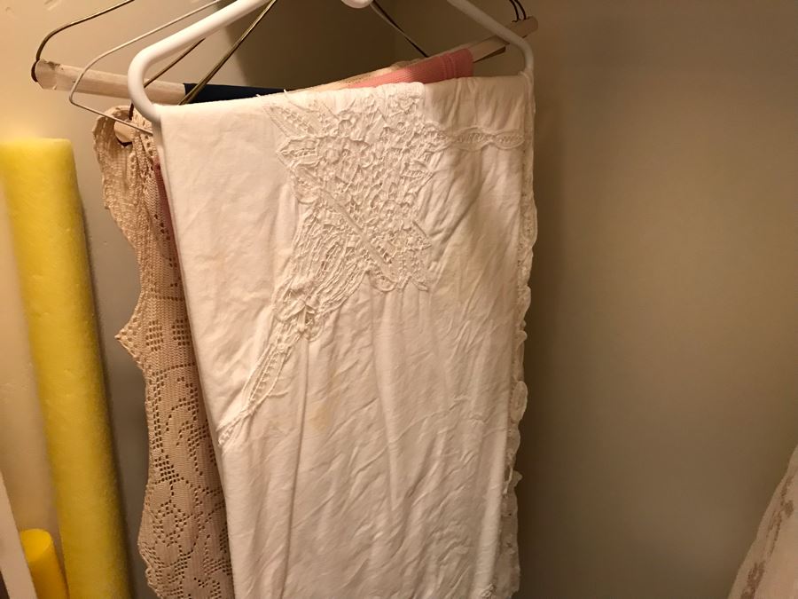 Linens Tablecloths Lot - See Photos [Photo 10]