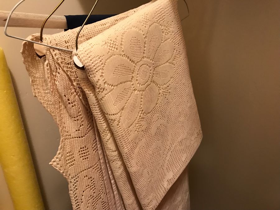 Linens Tablecloths Lot - See Photos [Photo 12]