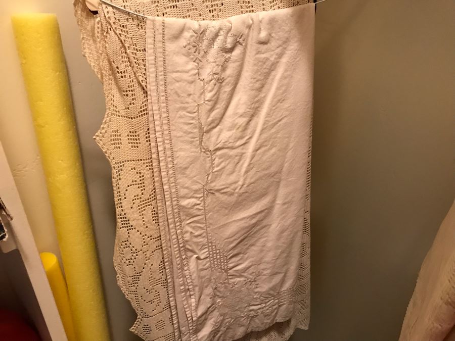 Linens Tablecloths Lot - See Photos [Photo 13]