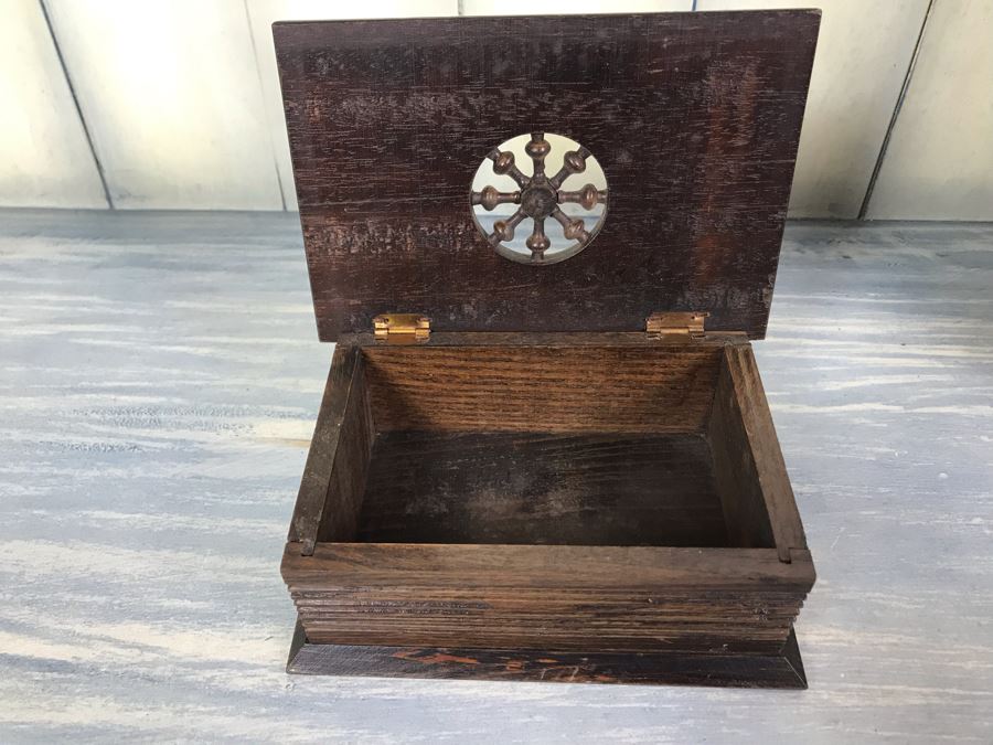 Pair Of Intricately Hand Carved Wooden Doll Furniture Chair And Cupboard Plus Wooden Box [Photo 16]