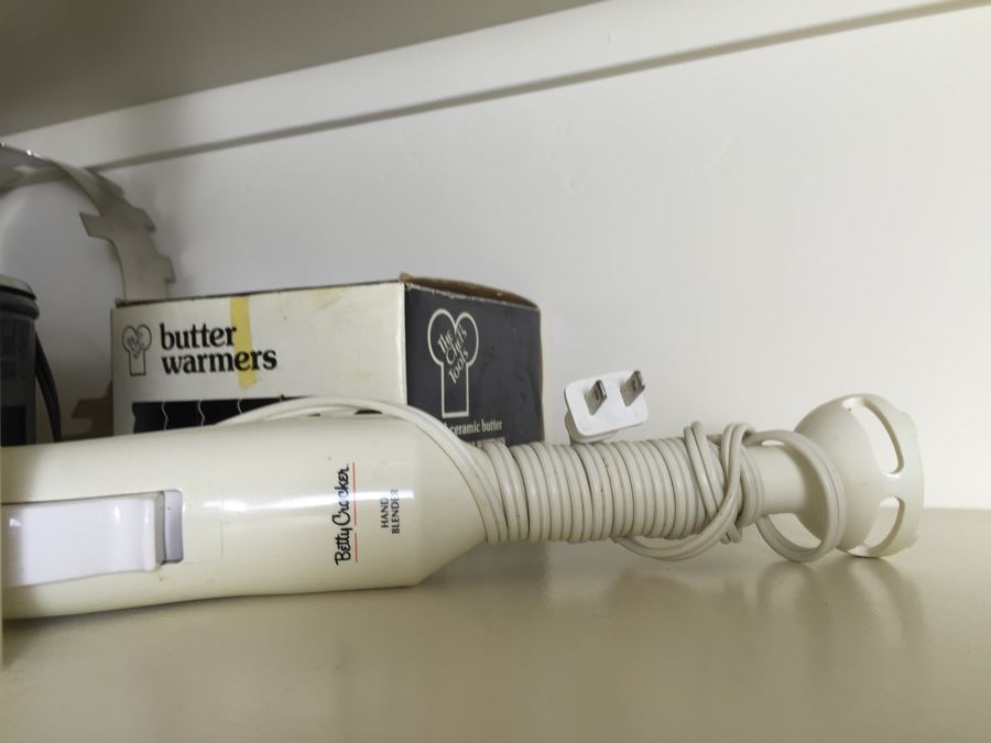 Just Added - (2) Shelves Of Kitchen Appliances And Items Including Braun Coffee Grinder, Cuisinart Chopper, Chefs Choice Knife Sharpener, George Forman Grill, Crock Pots - See Photos [Photo 8]