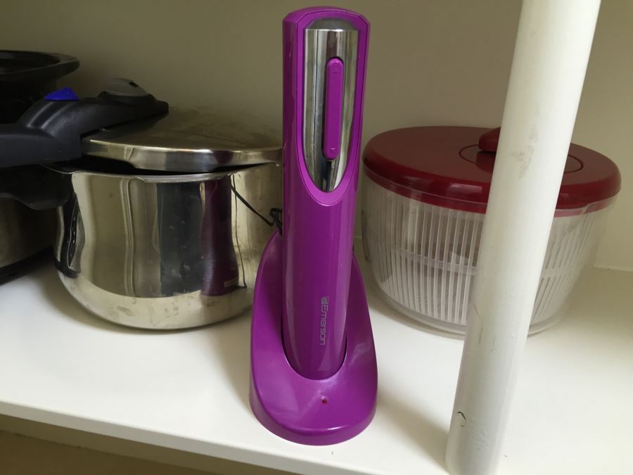 Just Added - (2) Shelves Of Kitchen Appliances And Items Including Sunbeam Breadmaker, Waring Ice Cream Parlor, Hamilton Beach Juice Extractor, Crock Pot - See Photos [Photo 7]