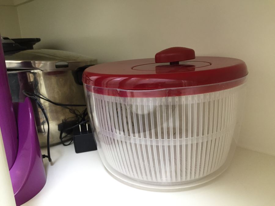 Just Added - (2) Shelves Of Kitchen Appliances And Items Including Sunbeam Breadmaker, Waring Ice Cream Parlor, Hamilton Beach Juice Extractor, Crock Pot - See Photos [Photo 9]