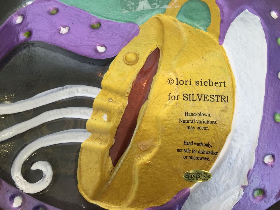 Just Added - Home Decor Lot With Various Handpainted Plates, Nepalese Tibetan Brass Filigree Birds With Inlayed Coral And Turquoise, Hand-Blown Glass Plate, Metal Basket (One Of The Small Bird Figurines Has Chip) - See Photos [Photo 18]