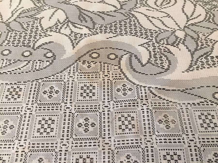 Just Added - Set Of (3) Tablecloths Includes LENOX Tablecloth With Matching Placemats [Photo 17]