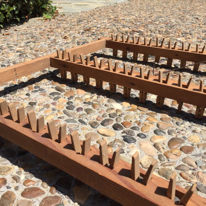 Vintage Wall Mounted Rack With Clothesline Clips [Photo 4]