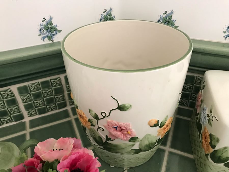 Collection Of Bathroom Organizers And Home Decor [Photo 9]