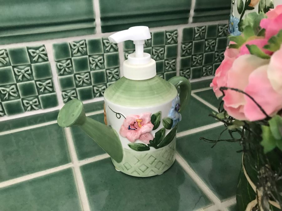 Collection Of Bathroom Organizers And Home Decor [Photo 7]