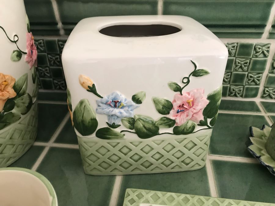 Collection Of Bathroom Organizers And Home Decor [Photo 4]