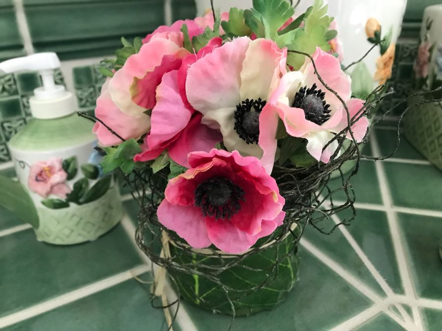 Collection Of Bathroom Organizers And Home Decor [Photo 6]