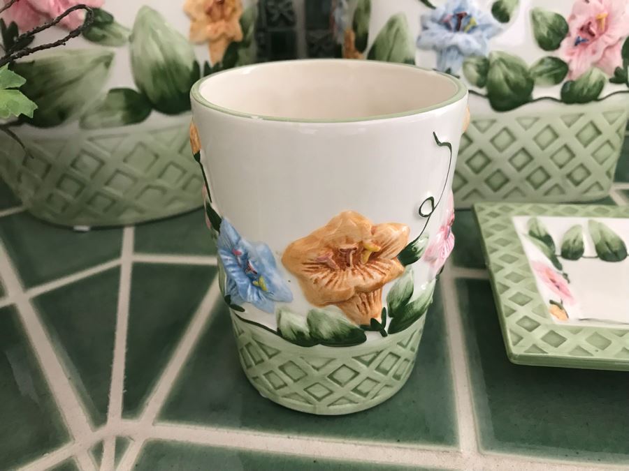 Collection Of Bathroom Organizers And Home Decor [Photo 5]