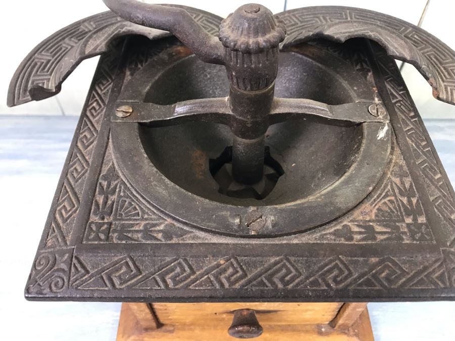Antique Coffee Pepper Grinder Hand Crank Cast Iron And Wood [Photo 2]