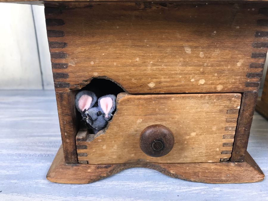 Pair Of Antique Coffee Pepper Grinders Hand Crank Cast Iron And Wood Colonial Coffee Mill No 1707 One With Faux Mouse [Photo 8]