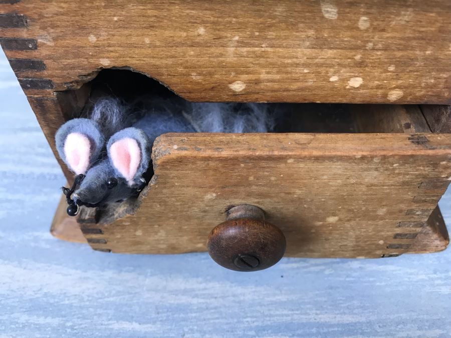 Pair Of Antique Coffee Pepper Grinders Hand Crank Cast Iron And Wood Colonial Coffee Mill No 1707 One With Faux Mouse [Photo 10]