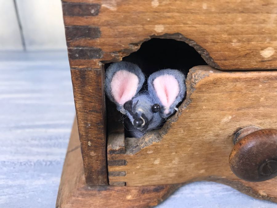 Pair Of Antique Coffee Pepper Grinders Hand Crank Cast Iron And Wood Colonial Coffee Mill No 1707 One With Faux Mouse [Photo 9]