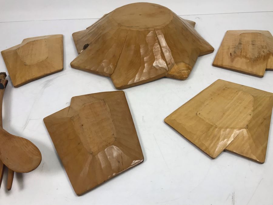 Carved Wooden Playing Cards Themed Salad Bowl Set With (4) Carved Wooden Trays [Photo 10]