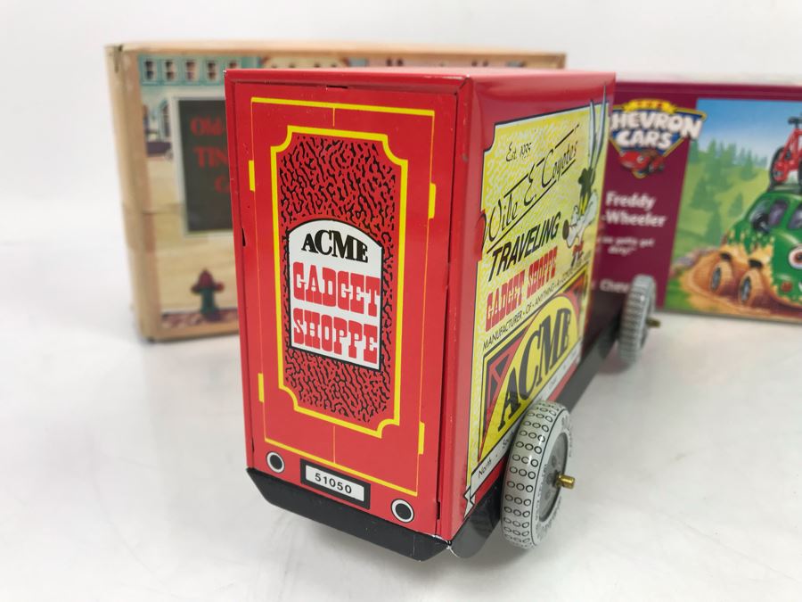Chevron Cars Freddy 4-Wheeler In Box And Old-Fashioned Warner Bros Tin Truck [Photo 3]