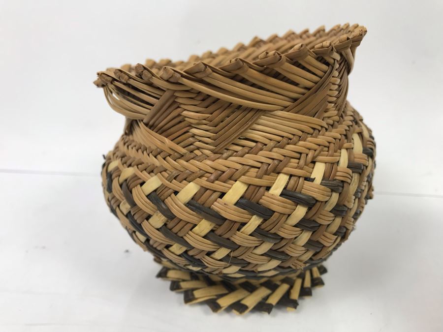 Mexican Pottery And Pair Of Small Woven Footed Baskets [Photo 9]