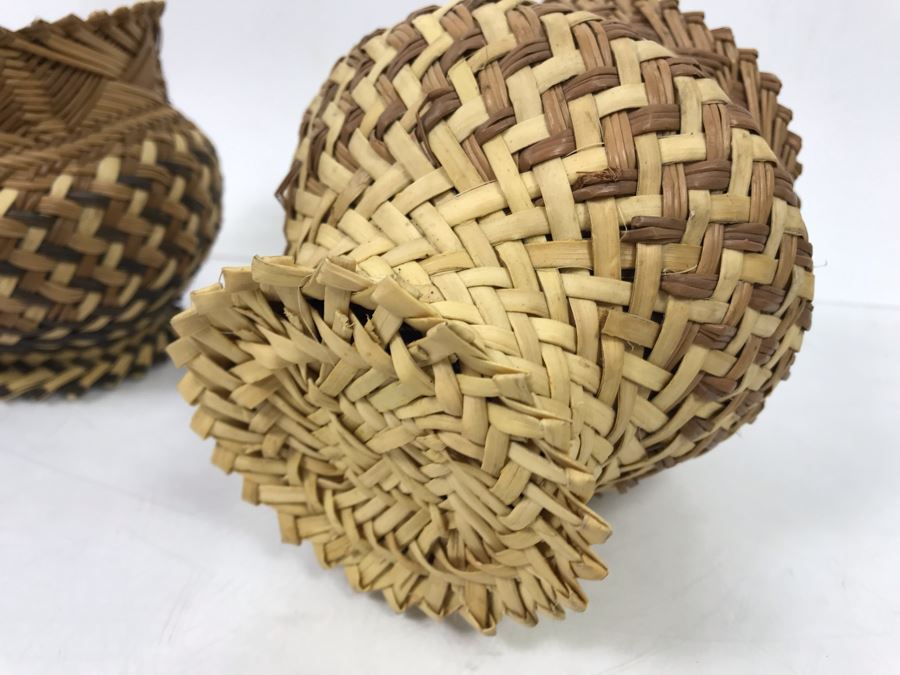 Mexican Pottery And Pair Of Small Woven Footed Baskets [Photo 8]