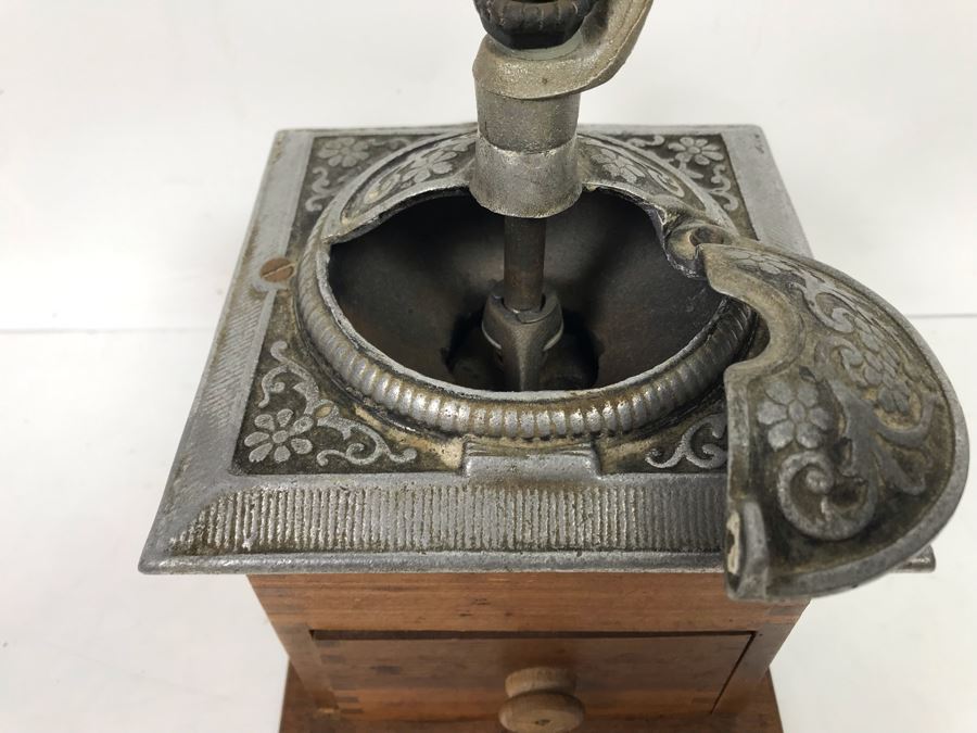Vintage Metal And Wood Hand Crank Grinder [Photo 4]