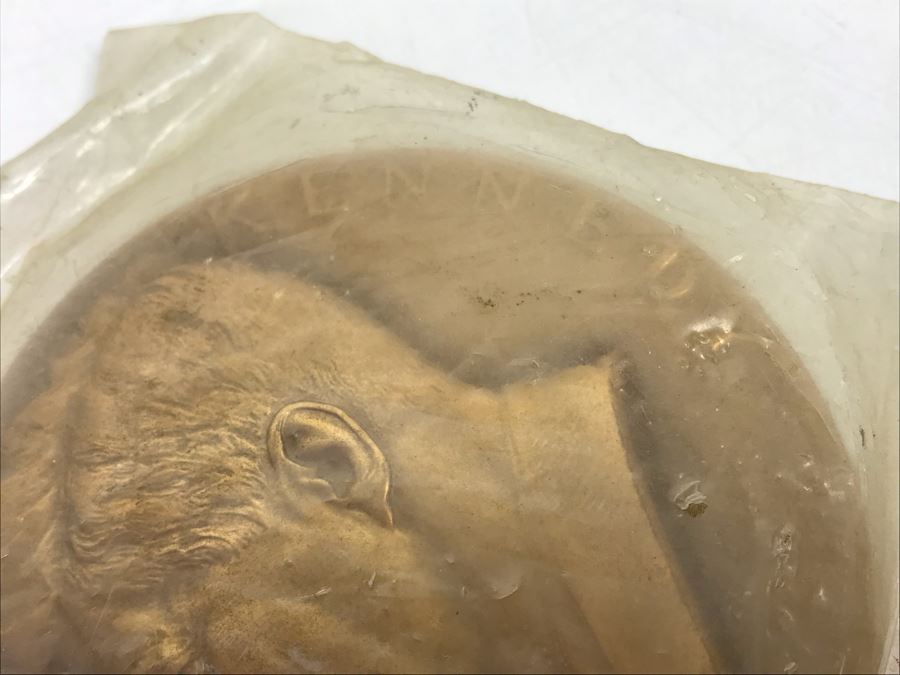 Large Bronze 1961 John F. Kennedy Inauguarted President Medallion And Limited Edition 1995 Chevrolet Corvette Offical Pace Car Commemorative Coin [Photo 4]