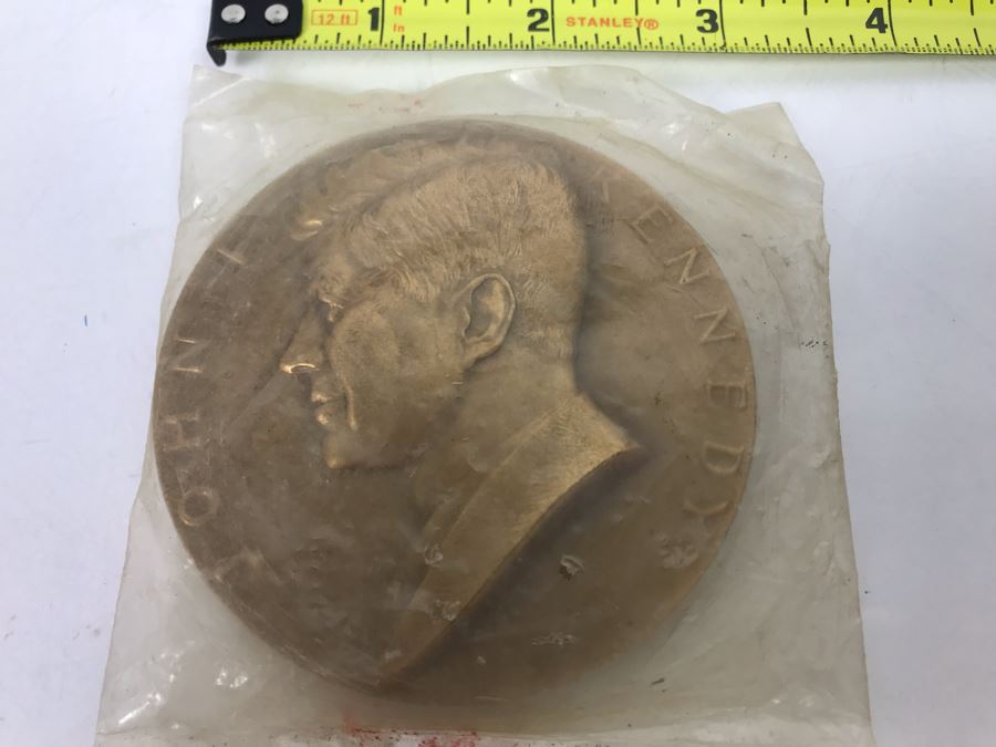 Large Bronze 1961 John F. Kennedy Inauguarted President Medallion And Limited Edition 1995 Chevrolet Corvette Offical Pace Car Commemorative Coin [Photo 2]