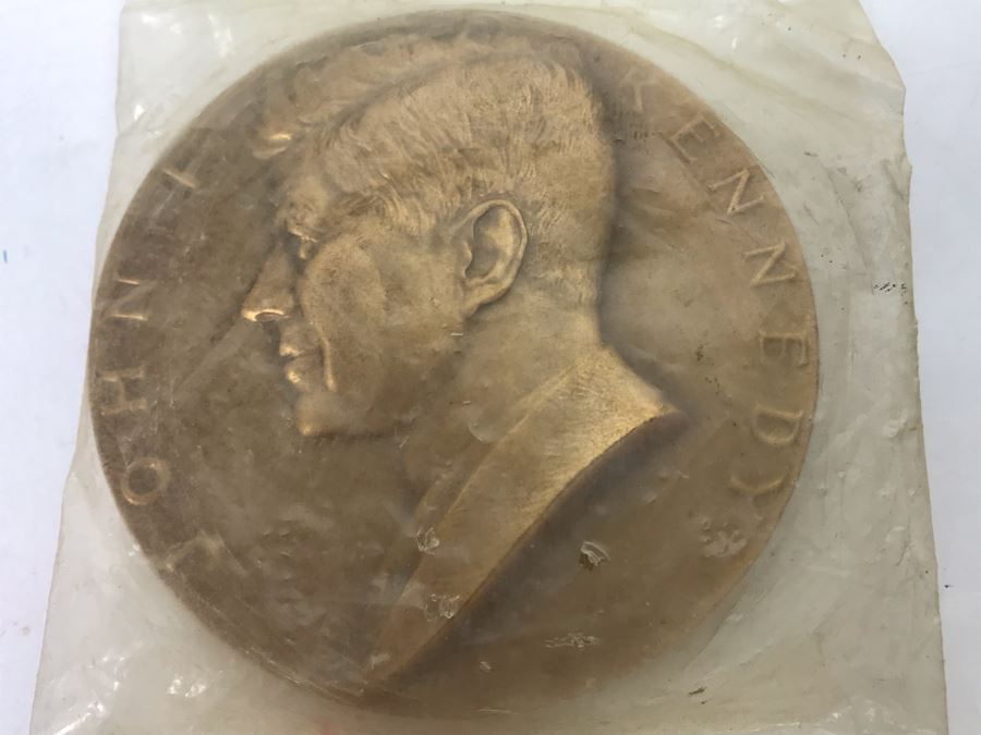 Large Bronze 1961 John F. Kennedy Inauguarted President Medallion And Limited Edition 1995 Chevrolet Corvette Offical Pace Car Commemorative Coin [Photo 3]