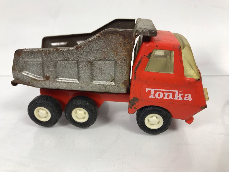 Old Mini Tonka Truck, Vintage Metal Woodpecker Toothpick Grabber Holder And Cast Iron Horse Pulling Circus Wagon [Photo 12]