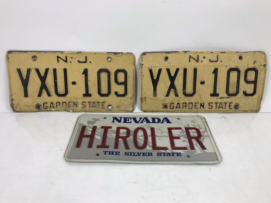 Pair Of Vintage New Jersey License Plates And Souvenir Nevada Hiroler License Plate [Photo 1]