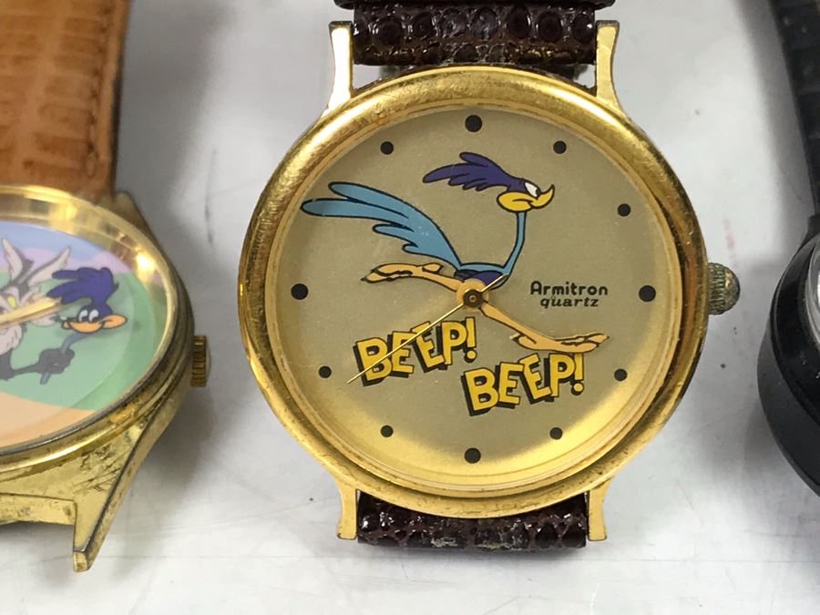 Vintage Wooden Box With Mickey Mouse Watches, The Black Hole Watch, Pepsi Watch, Pearl Playing Cards Watch, Road Runner Watches And Mens Rings [Photo 12]