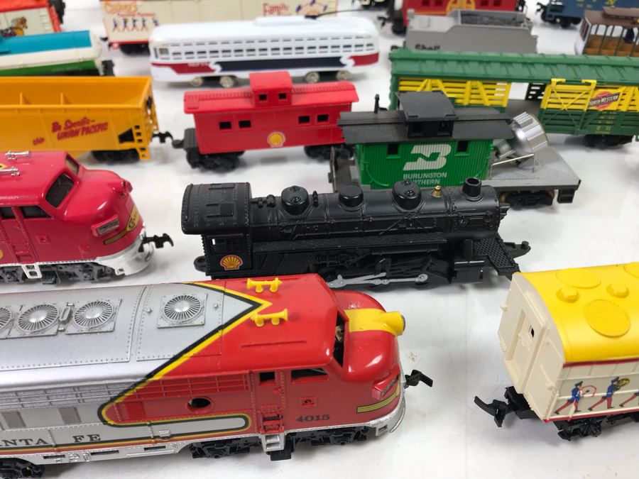 Toy Train Lot With Trains, Tracks, Transformers, Accessories And Books - See Photos [Photo 13]