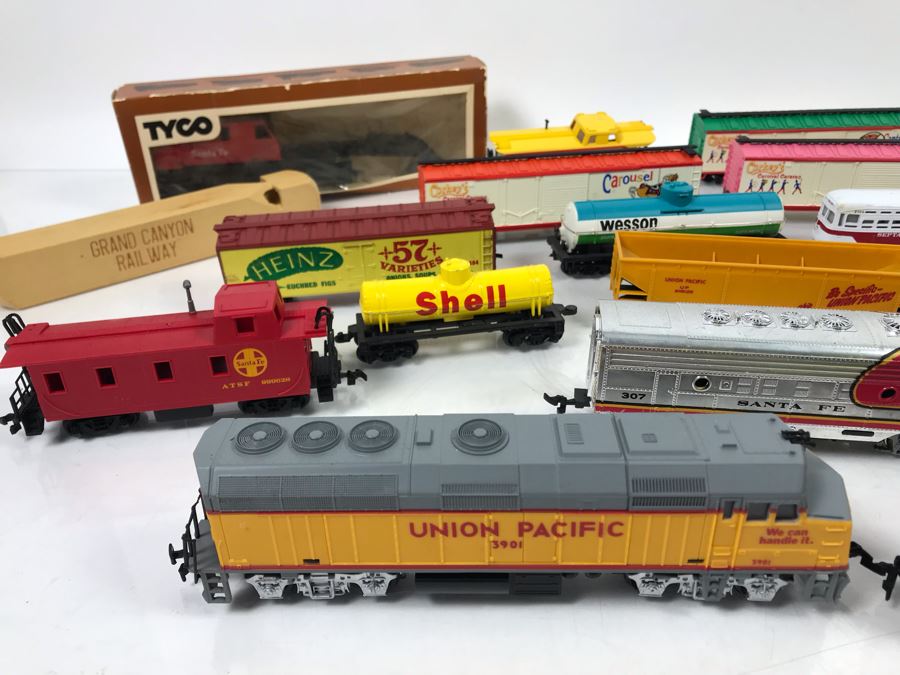 Toy Train Lot With Trains, Tracks, Transformers, Accessories And Books - See Photos [Photo 4]