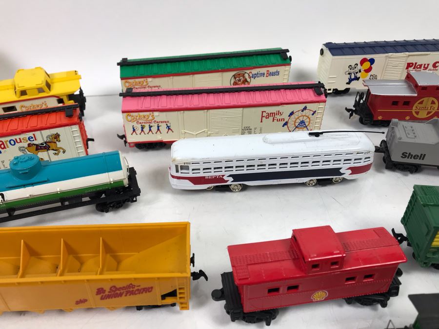 Toy Train Lot With Trains, Tracks, Transformers, Accessories And Books - See Photos [Photo 12]