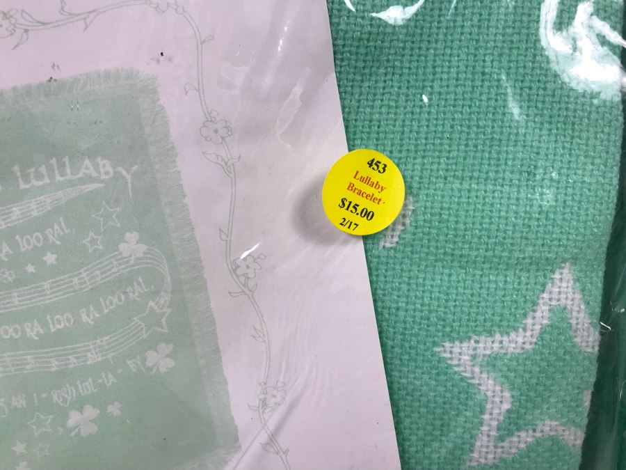 New (2) Irish Linen Gents Hankie And (4) Irish Lullaby Baby Blankets Retails $96 [Photo 6]