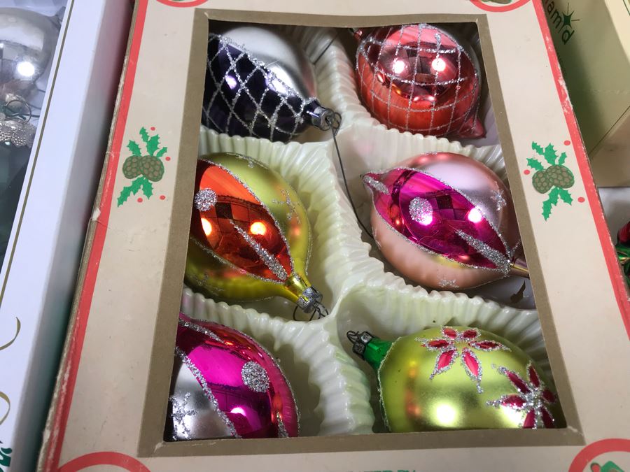 Christmas Ornament Lot With Vintage And Contemporary Glass Ornaments And (3) Sets Of New Bubbling Lights [Photo 6]