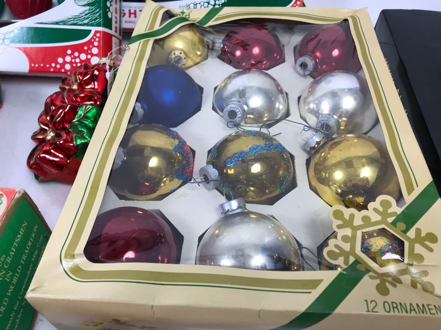 Christmas Ornament Lot With Vintage And Contemporary Glass Ornaments And (3) Sets Of New Bubbling Lights [Photo 15]