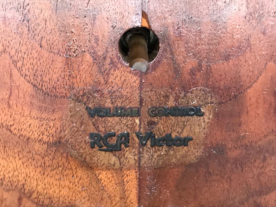 Vintage Art Deco Wooden Cabinet RCA Victor Tube Radio - Needs Servicing - No Speaker And Missing Knobs - Model 6K3 [Photo 4]