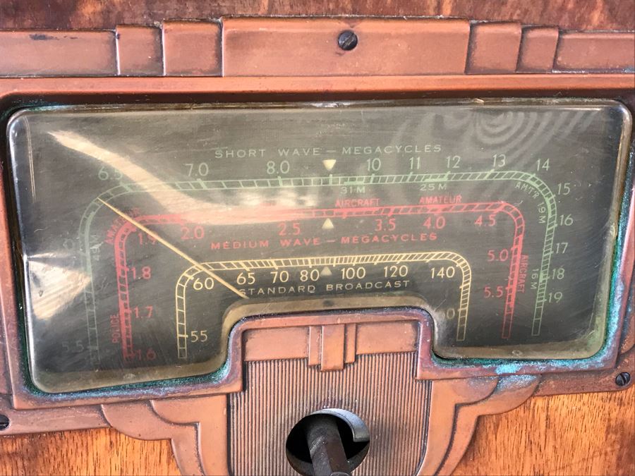 Vintage Art Deco Wooden Cabinet RCA Victor Tube Radio - Needs Servicing - No Speaker And Missing Knobs - Model 6K3 [Photo 8]